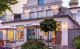 Kapitaenshaus in Wasserlage! Traumapartments Warnemuende